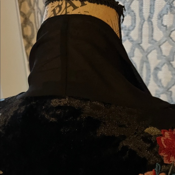 Andree’ by unit Black Velvet kimono with Floral Embroidery - Picture 6 of 10